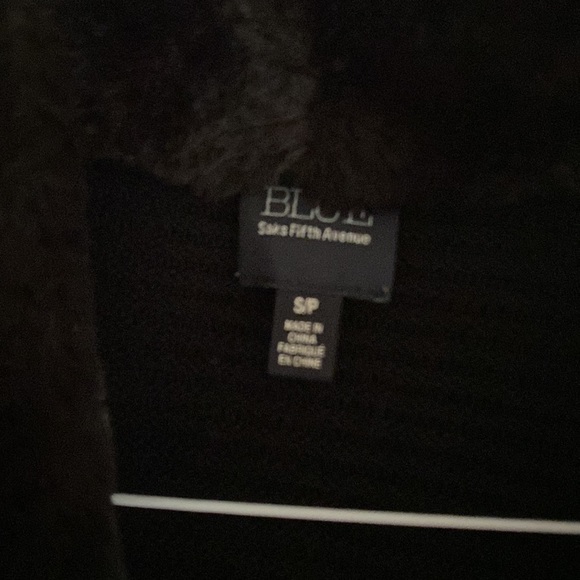 Saks Fifth Ave open-front black blazer with fur collar. - Picture 4 of 5